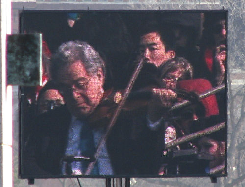 Itzhak Perlman Performs